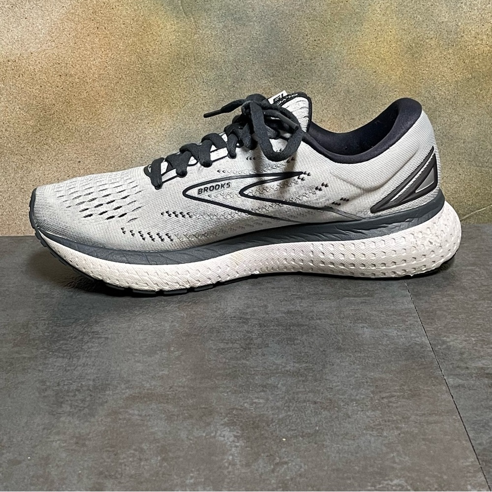 Brooks Women's Running Shoes in Light Gray and Black - Picture 9 of 16